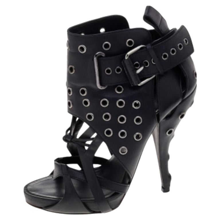Givenchy - Stivaletti con borchie in pelle nera Taglia 38 in vendita