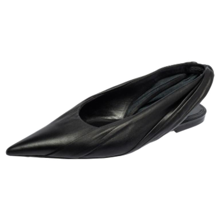 Muy chic y elegantes, estas bailarinas Knife de Balenciaga son una compra obligada. Estas bailarinas negras están confeccionadas en piel y tienen puntera afilada. Vienen equipados con cómodas plantillas y seguro que te proporcionan un gran ajuste.