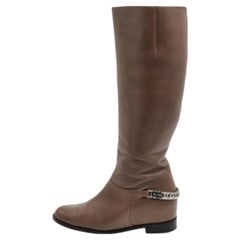 Christian Louboutin Botas hasta la rodilla de piel gris con cadena Cate Talla 39