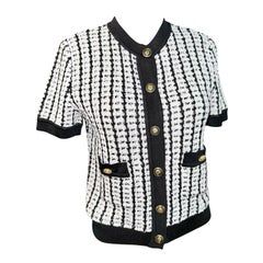Veste cardigan à manches courtes en tweed noir et blanc de Chanel