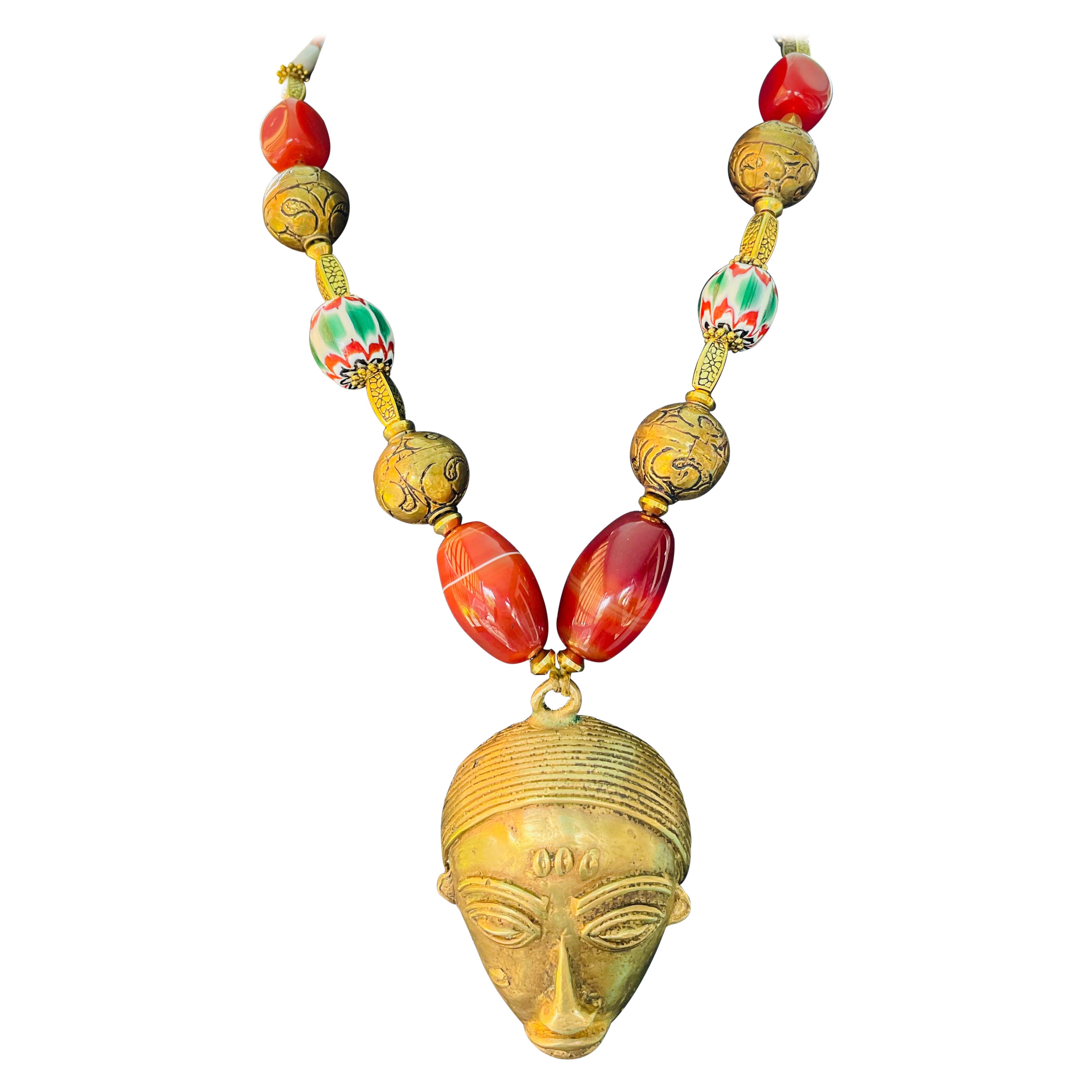 LB bietet afrikanische Messingmaske aus Karneol und tibetischem Messing, Vintage venezianische Vintage-Halskette