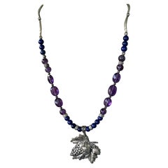 LB bietet Vintage Traubenbrosche aus Sterling mit Lapislazuli und Amethyst-Halskette
