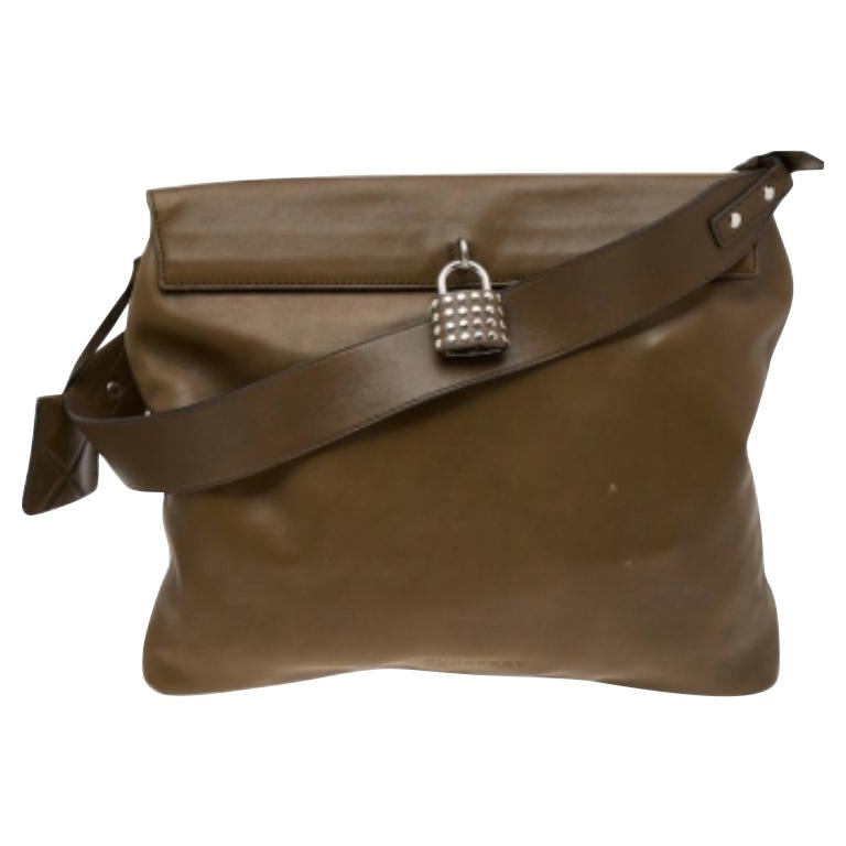 Sac messager Burberry en cuir vert olive clouté à fermeture éclair