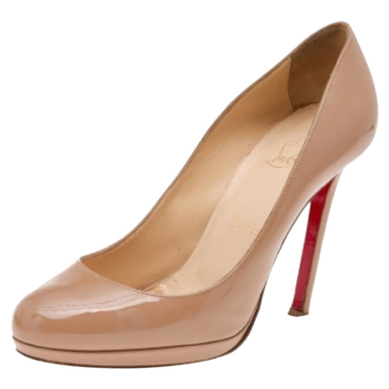 Christian Louboutin Bombas sencillas nuevas de charol beige talla 38.5