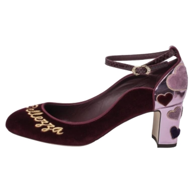 Dolce & Gabbana - Escarpins L' Amore à talons blocs en velours bourgogne, taille 38 en vente