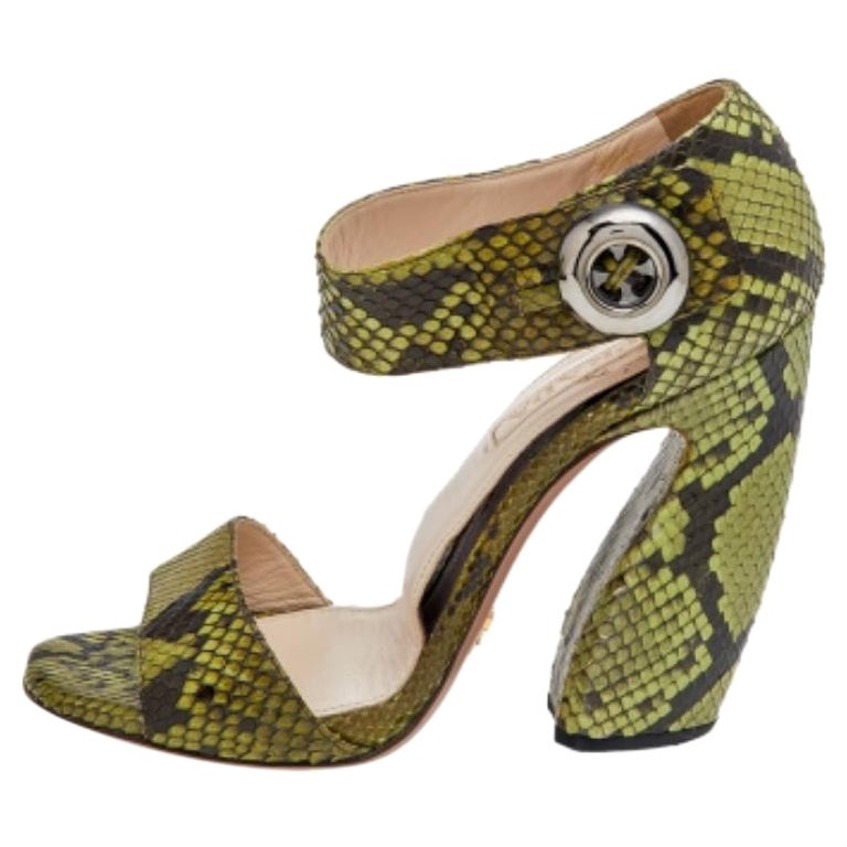 Prada Sandali con cinturino alla caviglia in pelle di pitone verde misura 38,5 in vendita