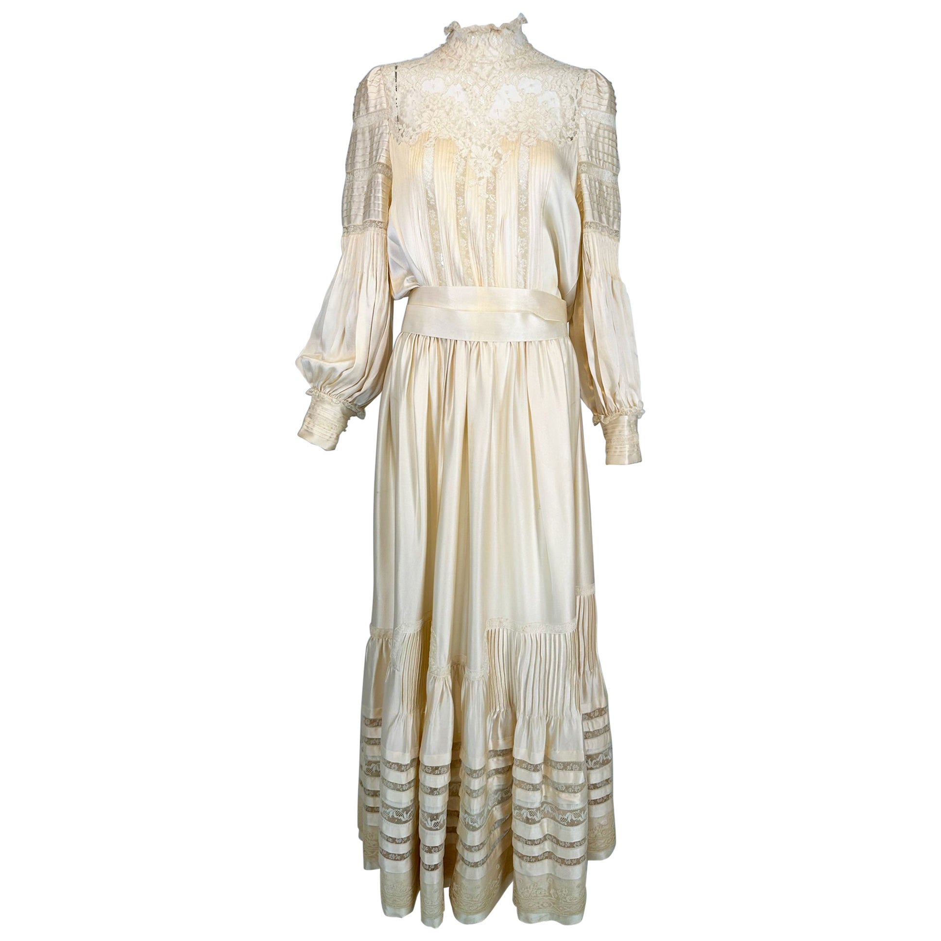 1970er Elfenbein Seide Satin & Spitze Hand Made viktorianischen Stil Brautkleid Medium