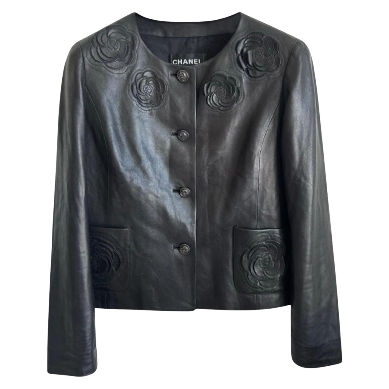 Chanel 13K$ Giacca in pelle nera con camelia applicata 38 FR