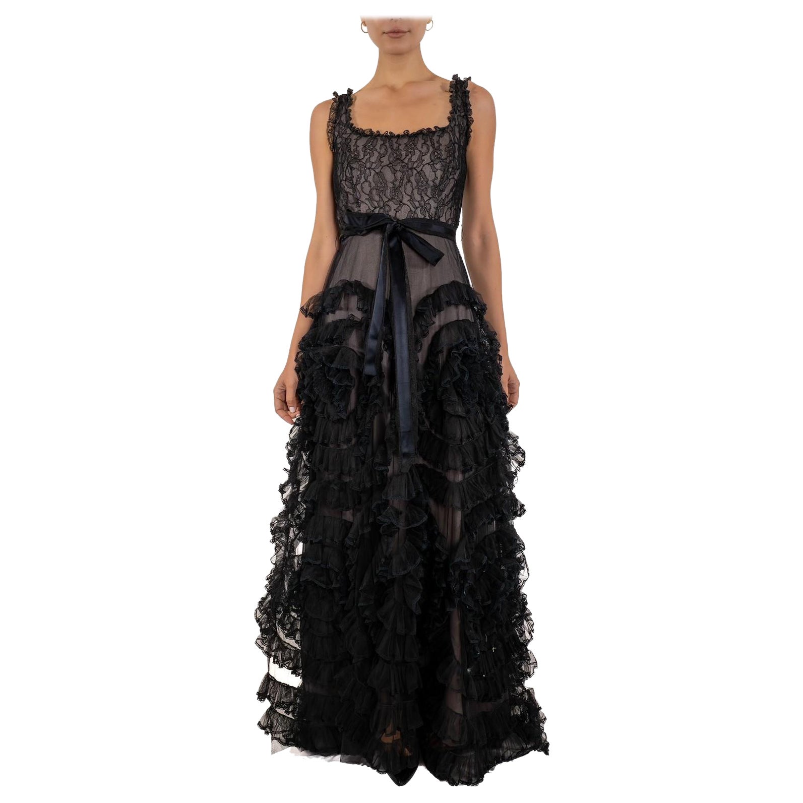 1990S Robe de bal à volants en dentelle Chantilly et filet de soie noire doublée de charmeuse lilas en vente