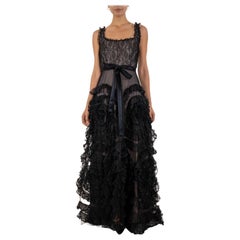 1990S Robe de bal à volants en dentelle Chantilly et filet de soie noire doublée de charmeuse lilas