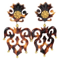 Isabel Canovas - Boucles d'oreilles clips sculptées en résine acrylique tortue