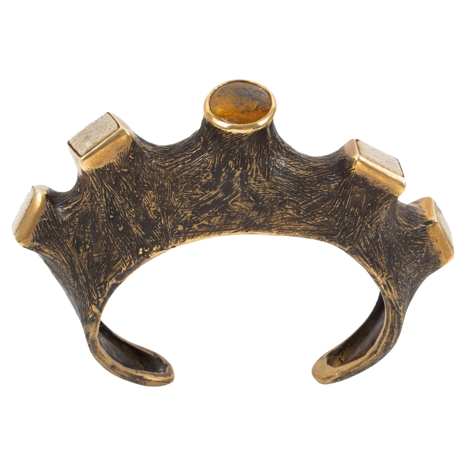 Manchette sculptée en bronze doré avec cabochons de travertin et d'ambre