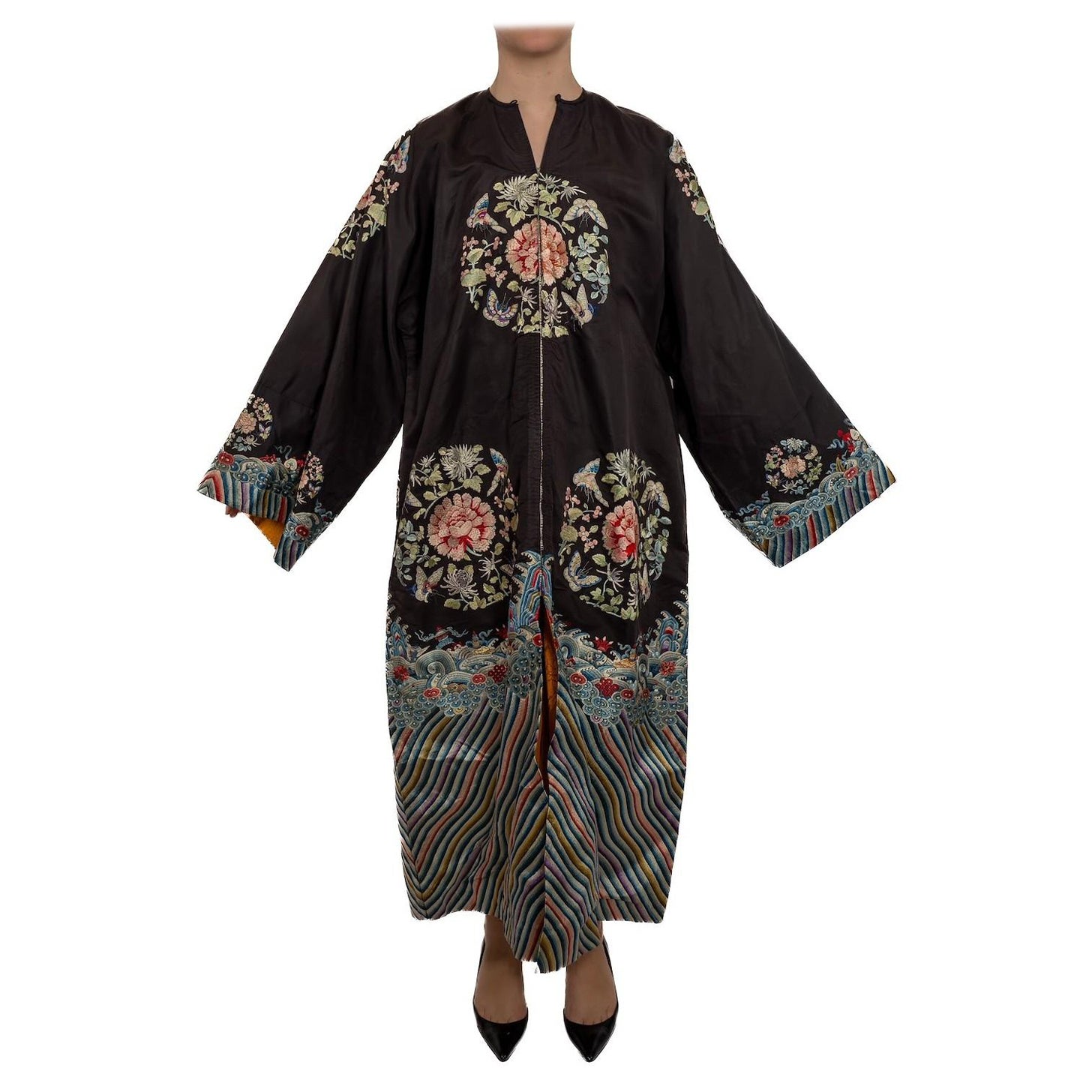 Manteau victorien en soie chinoise brodée à la main, noir et multicolore en vente