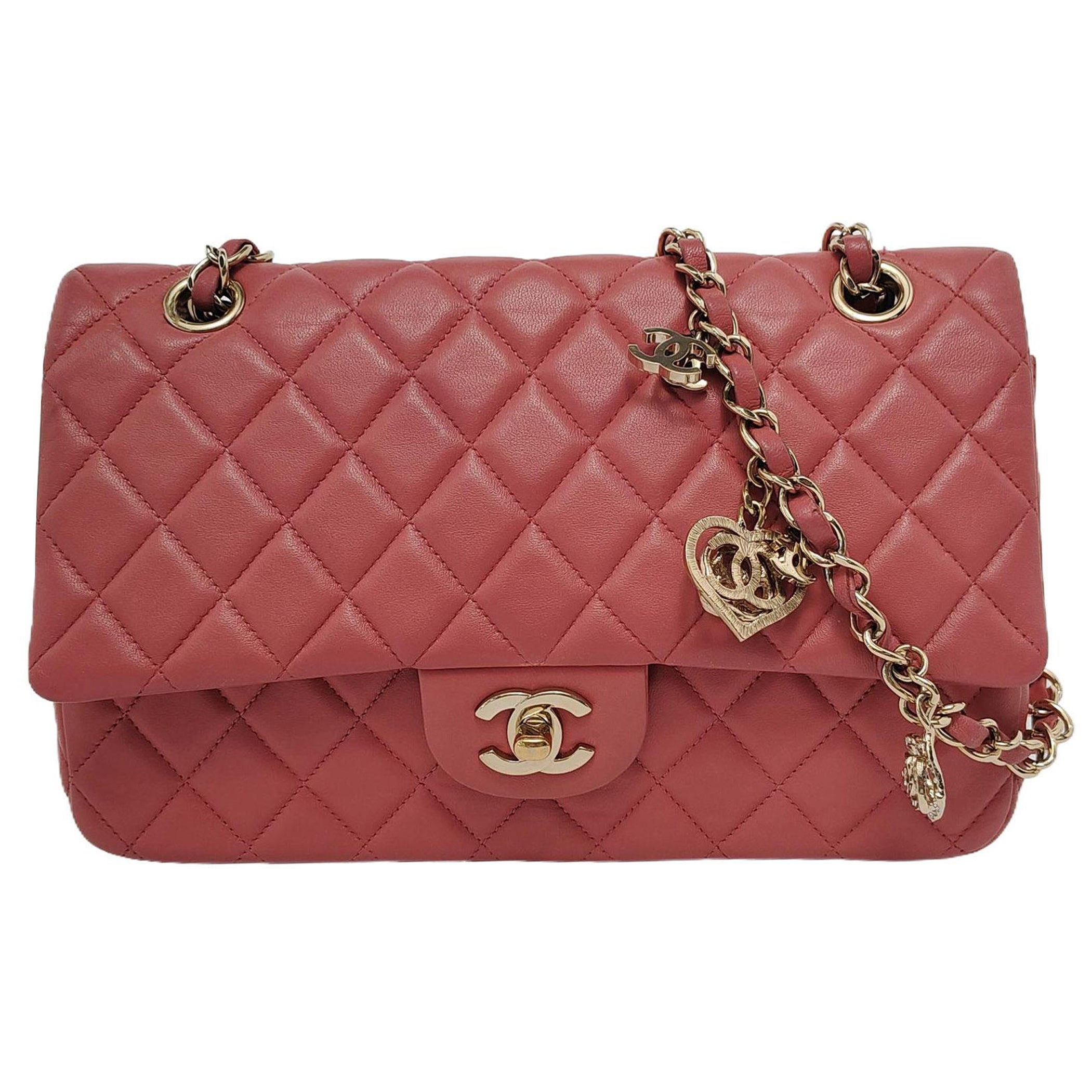 Chanel Valentine's Heart Charm-Klappe Medium Rosa Lammfell Leder Gold Hardware im Angebot