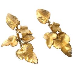 Schiaparelli Ohrringe aus vergoldetem Metall mit baumelnden Blättern:: ca. 1950er Jahre