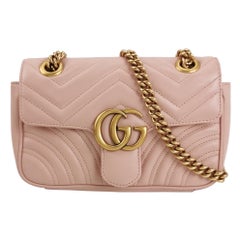 Gucci Marmont mini sac à rabat en cuir de veau rose avec accessoires dorés