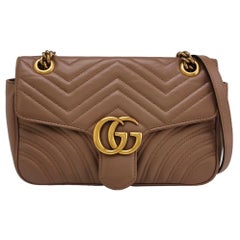 Petit sac à main Gucci Marmont en cuir de veau beige avec détails dorés