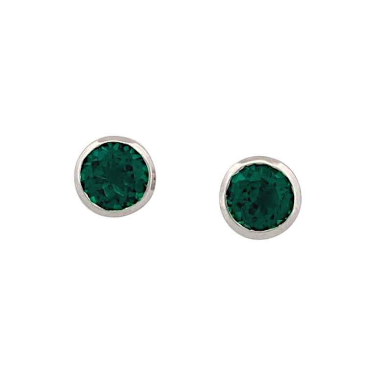 Boucles d'oreilles Aurelia Emerald, or blanc 10K avec 1.10ct Created Round Emeralds en vente