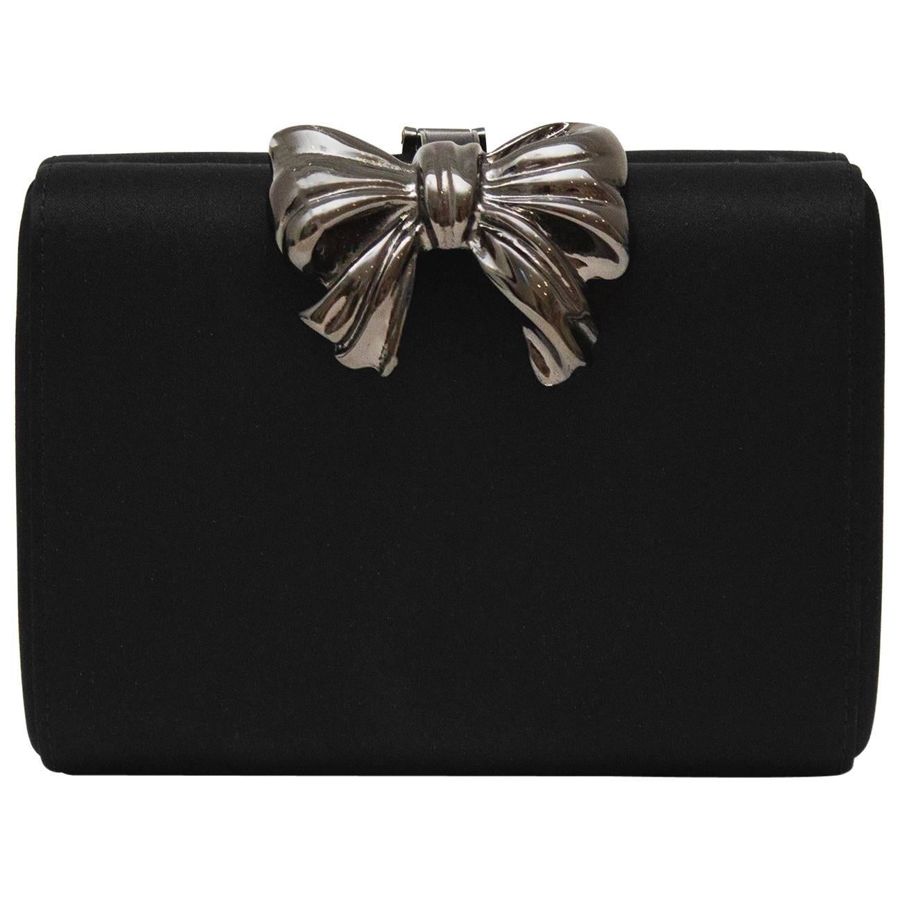 1980er Rodo Clutch aus schwarzem Satin mit  Metallschleife Detail aus Metall  im Angebot