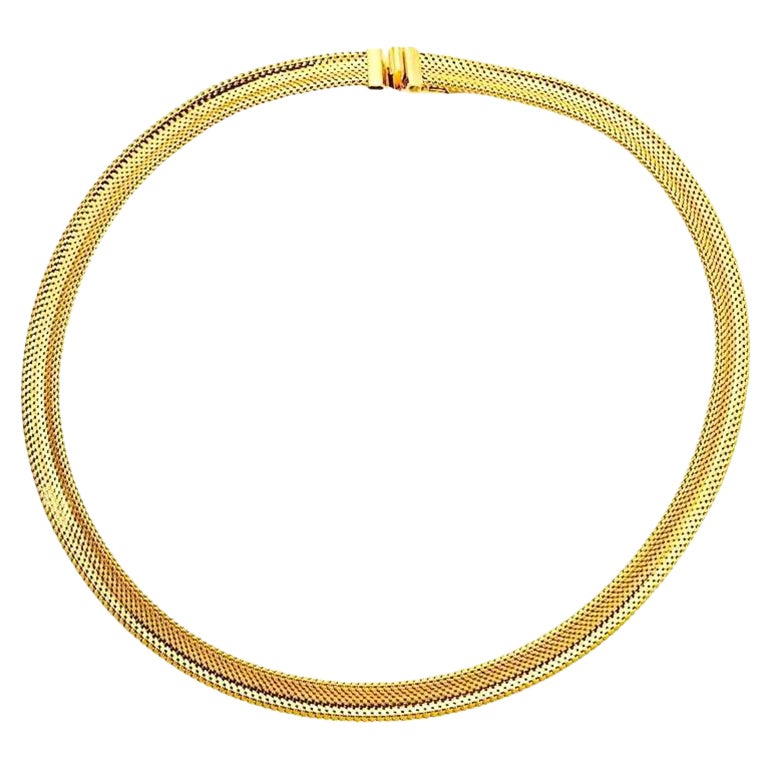 Collar gargantilla de malla dorada con textura y brillo circa años 80