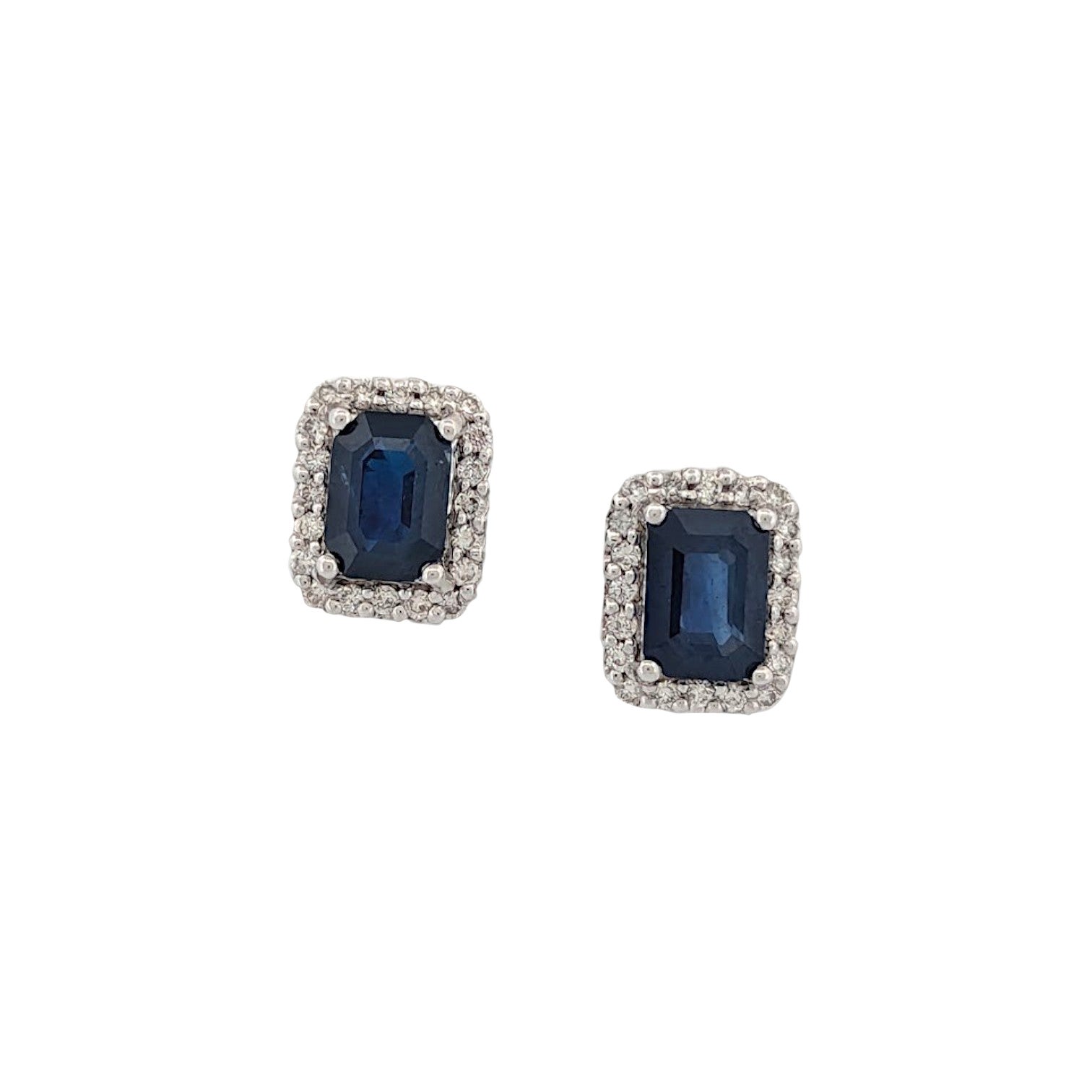 Boucles d'oreilles saphir Winslow  Or blanc 10 carats avec saphirs taille émeraude 1,10 carat en vente