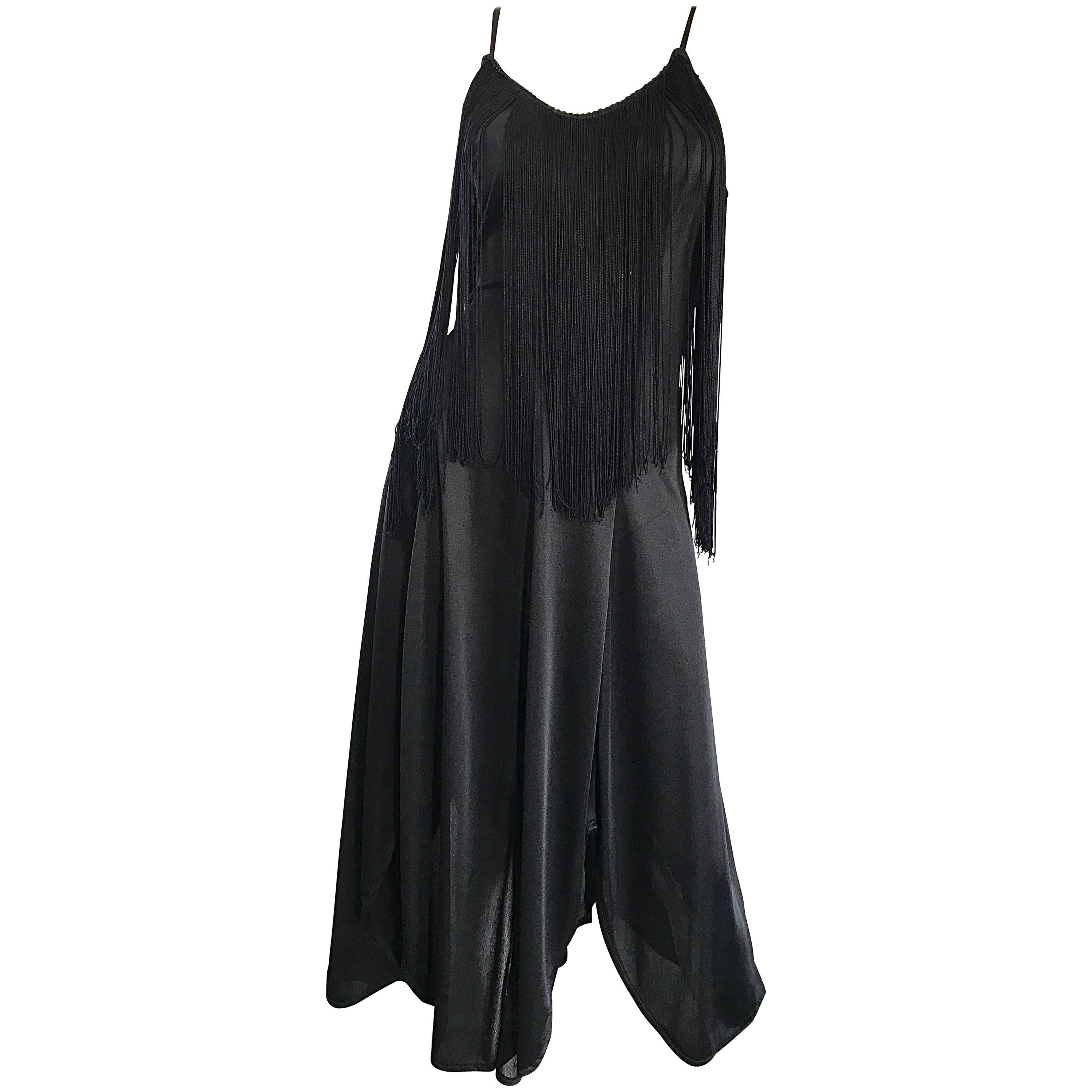 Magnifique robe vintage disco noire à franges et ourlet en forme de foulard, style garçonne, années 1970  en vente