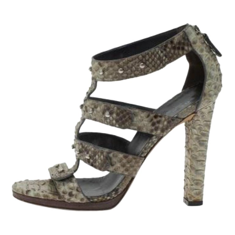 Sandales Gucci bicolores cloutées en python Sigourney Cage Taille 37 en vente