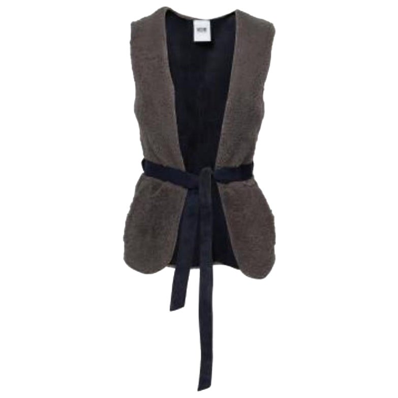 Moschino Cheap and Chic Gilet grigio in pelliccia d'agnello foderato in pelle con cintura S in vendita