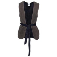 Moschino Cheap and Chic Gilet grigio in pelliccia d'agnello foderato in pelle con cintura S