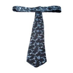 Cravatta in seta grezza ricamata con fiori blu di Dunhill