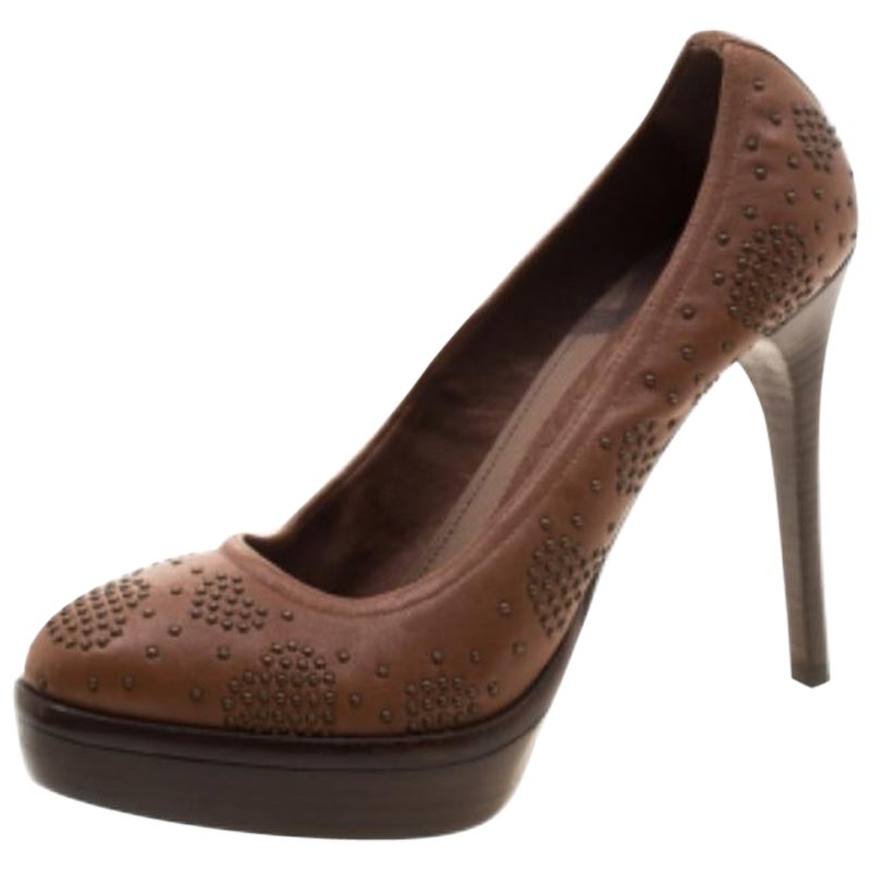 Burberry Pumps in pelle marrone con borchie Taglia 37,5 in vendita