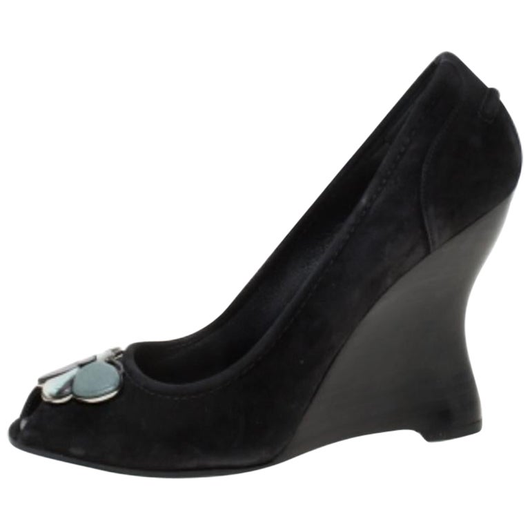 Louis Vuitton Schwarz Wildleder Schmetterling Peep Toe Keil Pumps Größe 38,5 im Angebot
