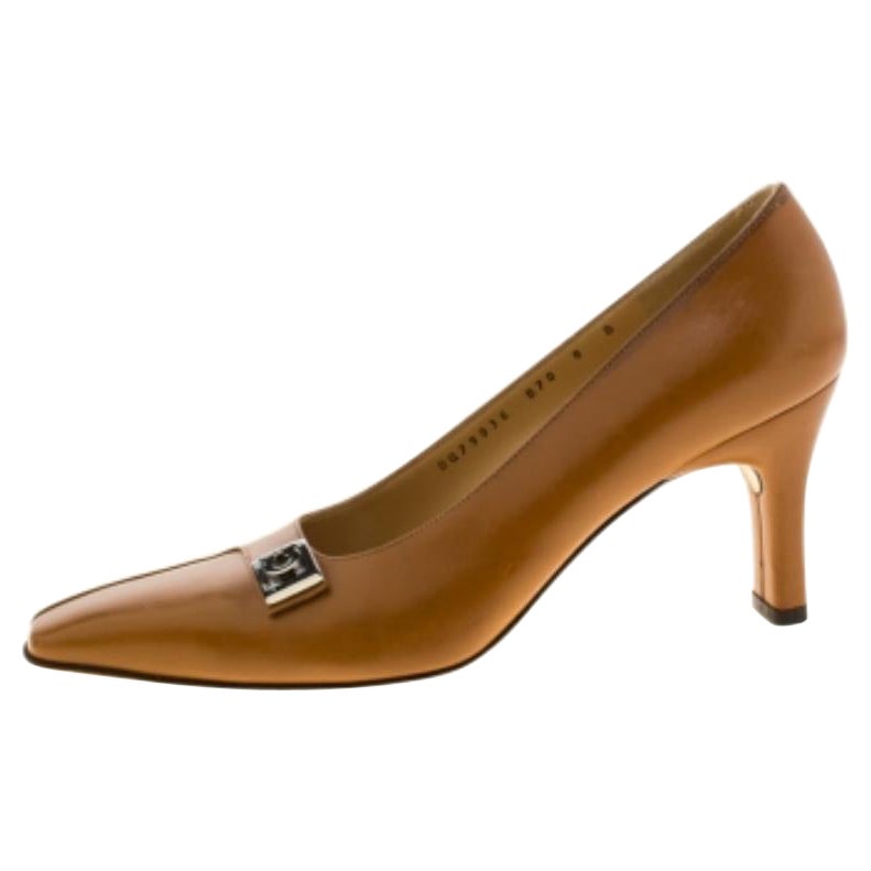 Salvatore Ferragamo Pumps in pelle marrone con dettaglio fibbia misura 38.5 in vendita