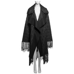 Gucci by Tom Ford Cappotto nero oversize aperto sul davanti con frange in bouclé, FW 2002