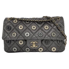 Chanel Paris-Dubai Jumbo gris cuir d'agneau perforé avec boutons dorés