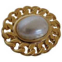 Vintage gold tone with faux pearl brooch 