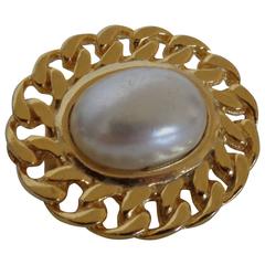 Vintage gold tone with faux pearl brooch 11