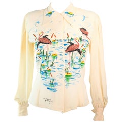 ART ORIGINALS CALIFORNIA 1950er Jahre Handbemalte elfenbeinfarbene Seidenbluse mit Flamingoen & Perlen