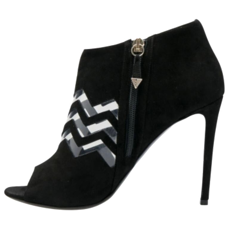 Nicholas Kirkwood Black Suede And PVC Chevron Peep Toe Ankle Booties Size 38.5 im Angebot