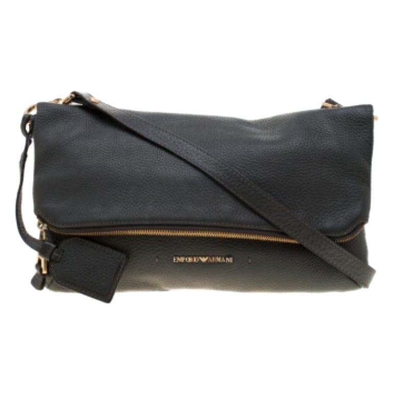 Bolso convertible con solapa y cremallera de piel gris de Emporio Armani en venta