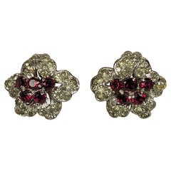 Elegante Blumenkopf-Ohrringe aus Paste