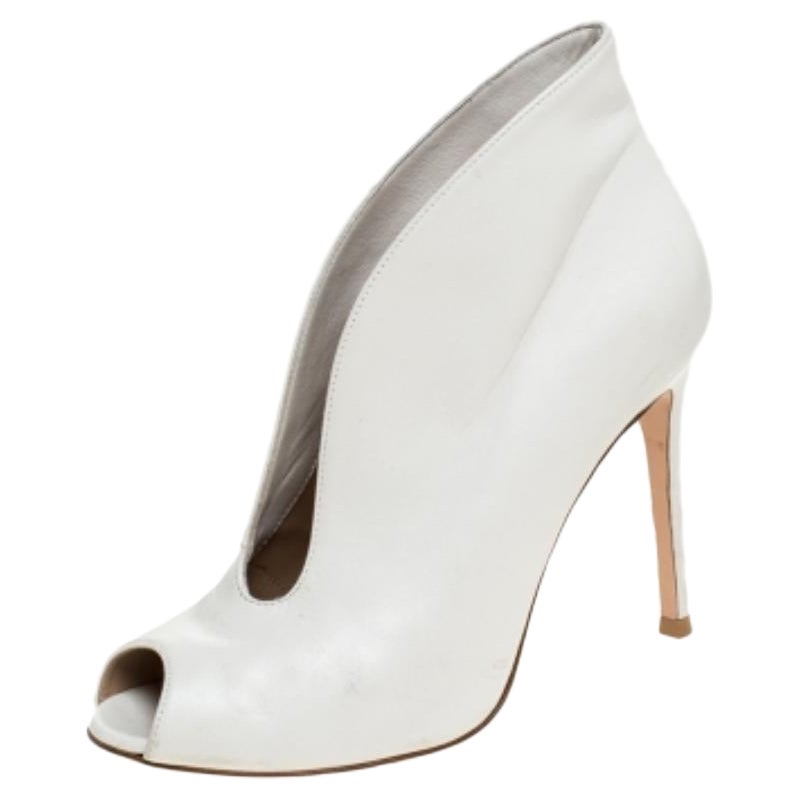 Gianvito Rossi Weißes Leder V-Ausschnitt Peep Toe Stiefeletten Größe 37 im Angebot