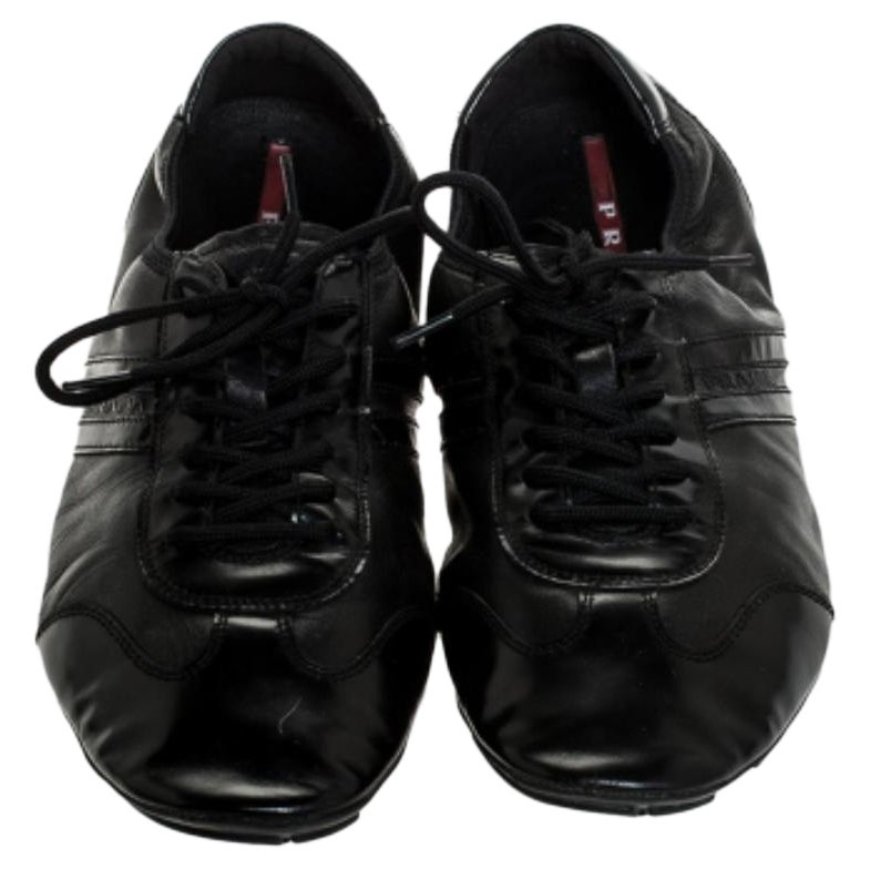 Conçues pour durer et pour ajouter de la sophistication à n'importe quelle tenue, ces baskets en cuir noir et en cuir verni sont tout ce dont vous avez besoin. Ils sont dotés de lacets sur le devant, d'une doublure en cuir, d'une semelle intérieure