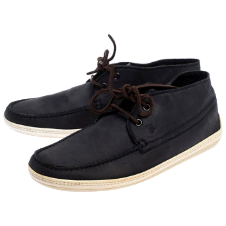 Queste sneakers alte di Tod's sono comode ed eleganti. Realizzate in Italia, sono in pelle nabuk blu navy. Sono caratterizzate da chiusura in pizzo, fodera in pelle, solette in pelle e suola in gomma. Sono rifiniti in modo impeccabile e daranno un