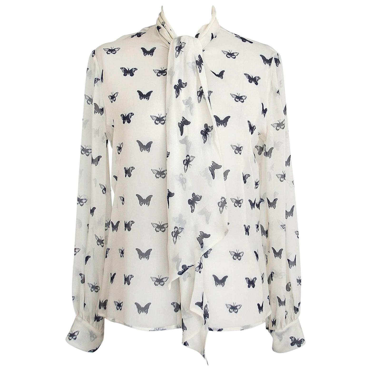 Guaranteed authentic Alexander McQueen lovely silk self tie blouse.
Charming semi sheer navy butterfly print on soft winter white blouse.
Hidden 8 button placket and 2 buttons at each cuff.
final sale

SIZE 44
USA SIZE 8

TOP MEASURES: 
LENGTH 