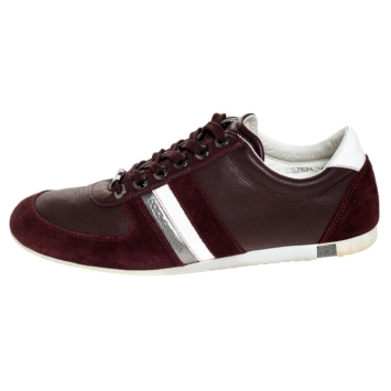Dolce & Gabbana Baskets bordeaux en cuir et daim avec logo en métal, taille 43,5 en vente