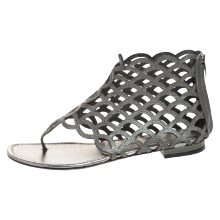 Sergio Rossi - Sandales plates festonnées à découpes en cuir gris métallisé, taille 37,5 en vente