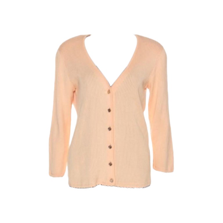 Escada Pfirsichfarbene Strickjacke mit gerippten Schultern und Knopfleiste vorne, M im Angebot