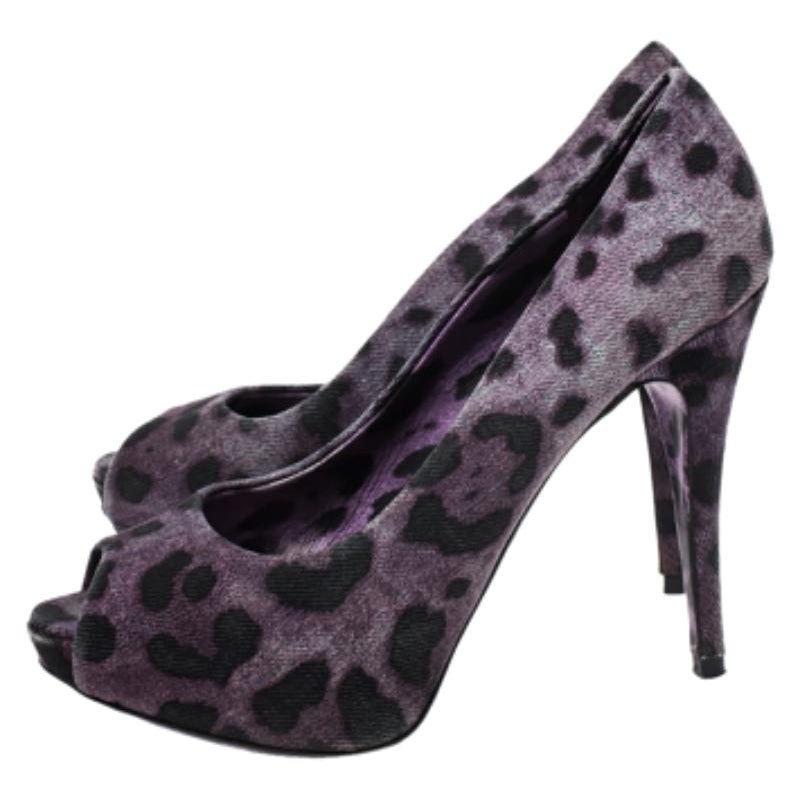 Confeccionados en lona con estampado de leopardo, estos zapatos de salón de la casa Dolce & Gabbana han sido diseñados para añadir elegancia a tu look. Los peep-toes y los tacones de 11,5 cm hacen de este par una gran elección para marcar estilo.