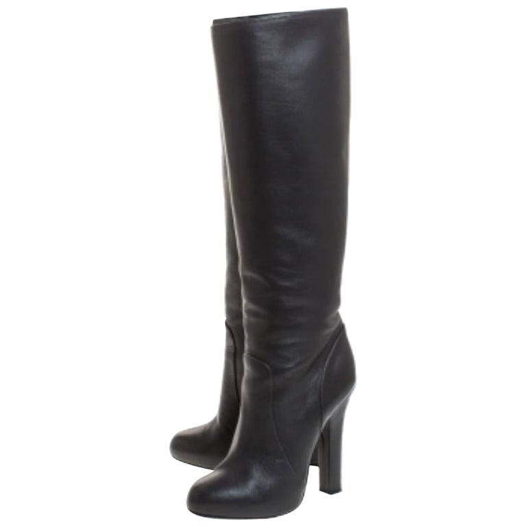 So modische Kreationen wie diese knielangen Stiefel von Dolce & Gabbana gehören in den Kleiderschrank einer jeden Frau. Sie sind aus Leder gefertigt und mit überzogenen Zehen und 12 cm hohen Absätzen ausgestattet.